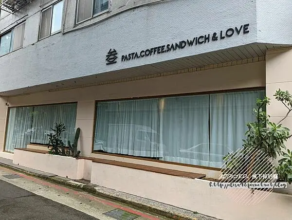 台北信義-[叁食] 近國父紀念館與台北市政府步行10分鐘，舒適寬敞空間寵物友善，豐富早午餐與咖啡下午茶甜點，閨蜜約會外拍推薦，韓風白色系網美咖啡廳