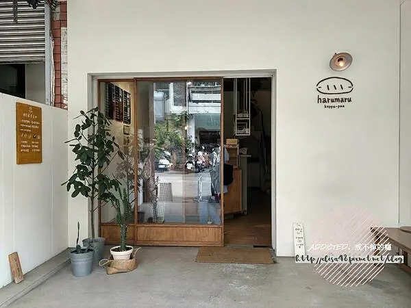 台中西區-[春丸餐包製作所 街邊店] 近審計新村新創聚落，台灣首家日式餐包專賣，30種以上鹹甜口味豐富，柔軟餐包佐嚴選食材自家製內餡，日系小清新老宅輕食