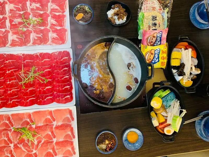 【北車附近火鍋推薦】最歡樂最大火鍋集團，樂多多集團 火鍋第一品牌 肉多多 台北重慶南店，超澎湃的肉盤，