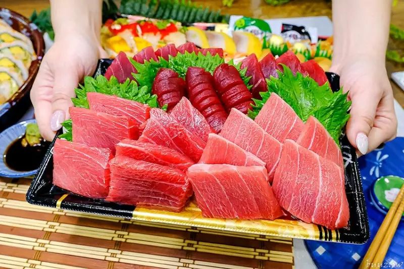 產地直送黑鮪魚生魚片，阿布潘水產超市，繽紛花漾大壽司團體訂餐，現做壽司、生魚片超搶手！
