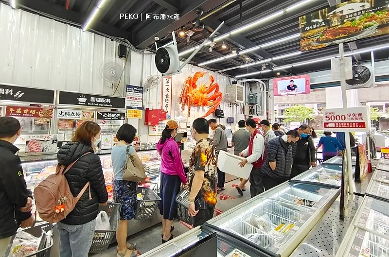 很怕買不到，一早就來排隊搶貨，「尚青」的海鮮漁貨、現切生魚片、壽司這裡通通有！