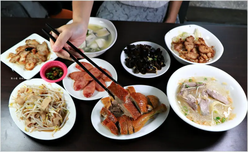 【高雄‧鳳山】老爺美食館‧最美味的在地小吃，焦糖燻鴨超搶手，獨家香茅煎肉軟嫩超涮嘴，不可錯過的平民小吃