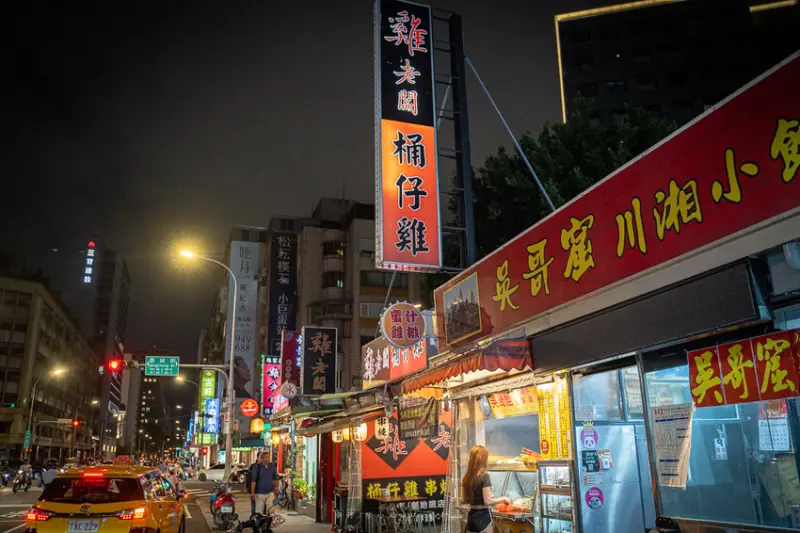 起家莊雞老闆藥膳桶仔雞｜現烤油亮多汁藥膳桶仔雞老闆免費送你吃，台北市桶仔雞推薦，捷運南京復興站美食、