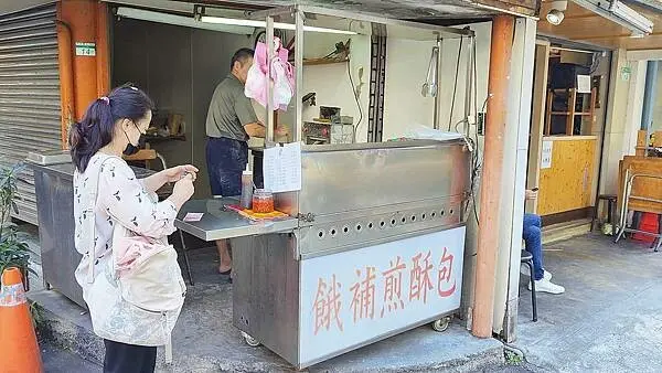 台北市信義區餓補煎酥包｜水煎包界的天花板，皮薄餡爆多會噴汁