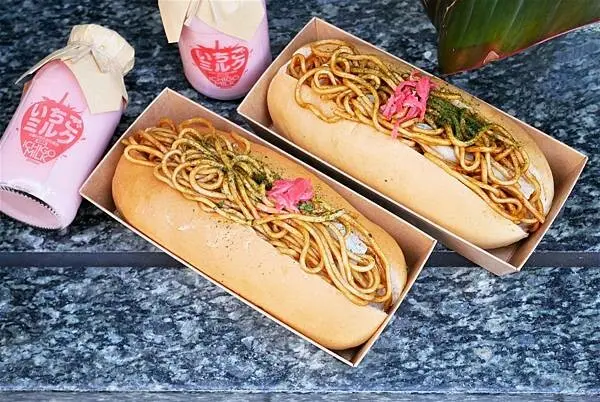 北車美食-福岡天神屋台炒麵，平價高CP值炒麵麵包/草莓牛奶，台北車站推薦必吃的南陽街美食小吃，近台北車站捷運站