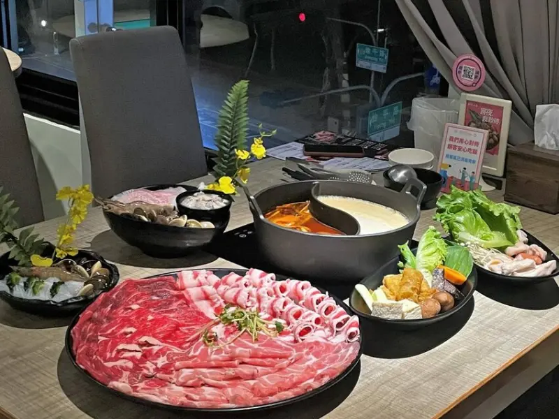 肉多多火鍋台南怡平店｜全台最大火鍋集團排隊宵夜名店來台南開了！台南宵夜推薦、台南火鍋推薦、台南聚餐推薦、台南夜貓子推薦 - 佛系旅遊筆記