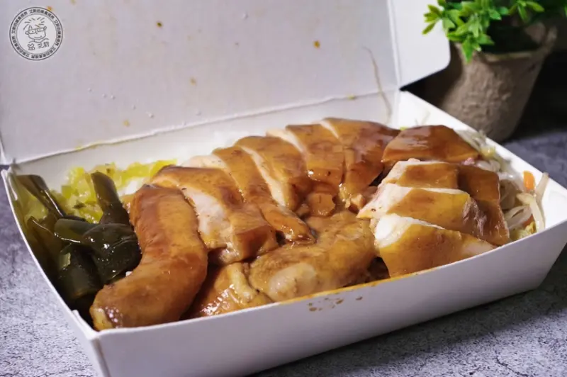 【 一日一便當 ．燒臘】 吃佔滿整個便當的超大雞腿就是爽．我最愛的燒臘店．鳳城燒臘百合店