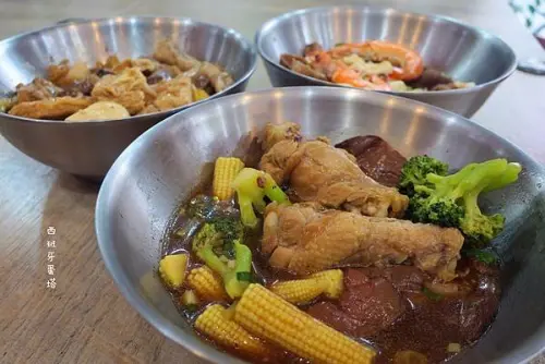 美 鳳 滷味｜三重台北橋下的美味滷味！午間限定～百元就有的日本道地鍋燒麵和乾伴麵，還有不可錯過的鋼盆滷味喔！