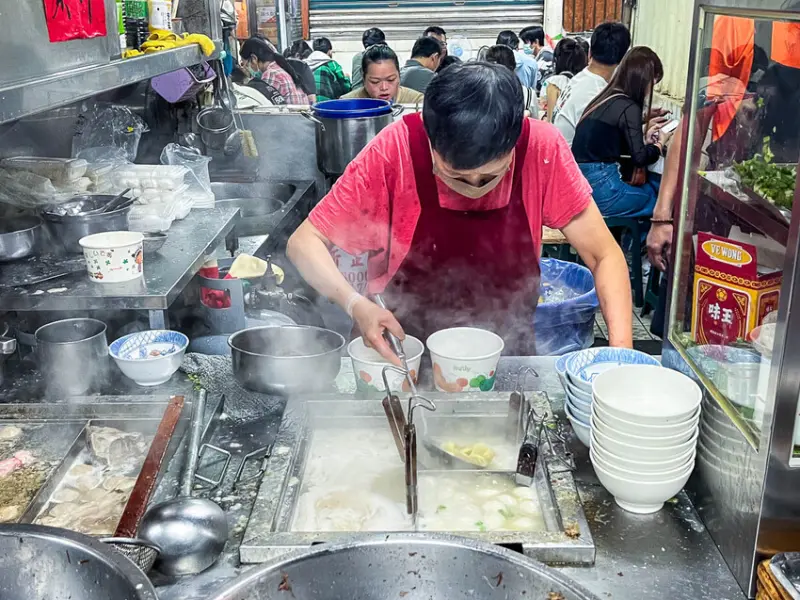 中央市場糯米水餃｜無時無刻都大排長龍！七十年老字號糯米水餃、餛飩