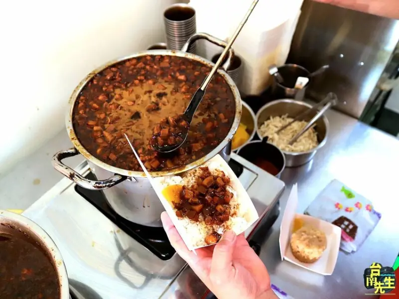 台南肉燥飯／無店名無招牌超低調／從路邊攤賣到變店面／傳承三代飄香近60年／台南極少數不甜的肉燥飯／在地人從小吃到大／老饕私藏多年口袋名單
