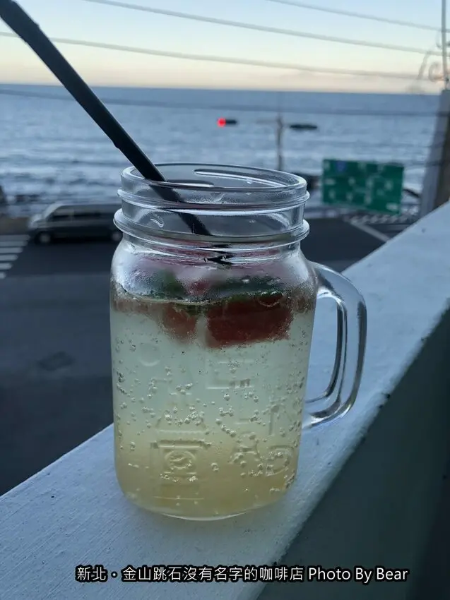 【新北】「金山跳石沒有名字的咖啡店．可眺望海景的景觀咖啡（北海岸/IG打卡/發呆亭/輕食甜點.下午茶/寵物友善）」 