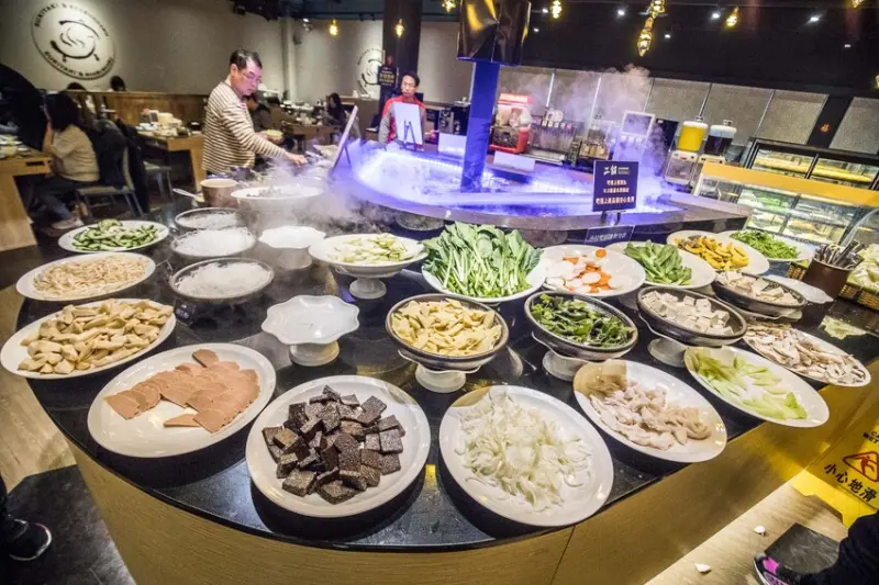鬥牛士二鍋桃園食尚店｜最狂火鍋吃到飽！本體是自助吧！沙拉、炸雞、熱炒、蔬菜無限量供應的火鍋吃到飽