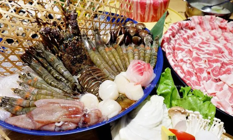 肉多多火鍋。近一中商圈268元鮮蔬自助吧吃到飽，吸睛浮誇肉蛋糕生日慶生最特別！台中進化店 - 🍎 蘋果話日常🍎