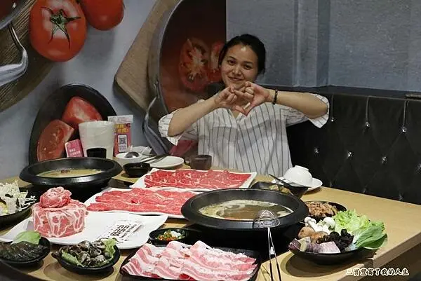 CP值超高的台中火鍋-肉多多火鍋，食材新鮮、送肉大方的火鍋品牌，石頭火鍋湯頭爆推，湯頭超美味，壽星贈送生日肉蛋糕，台中火鍋口袋名單推薦