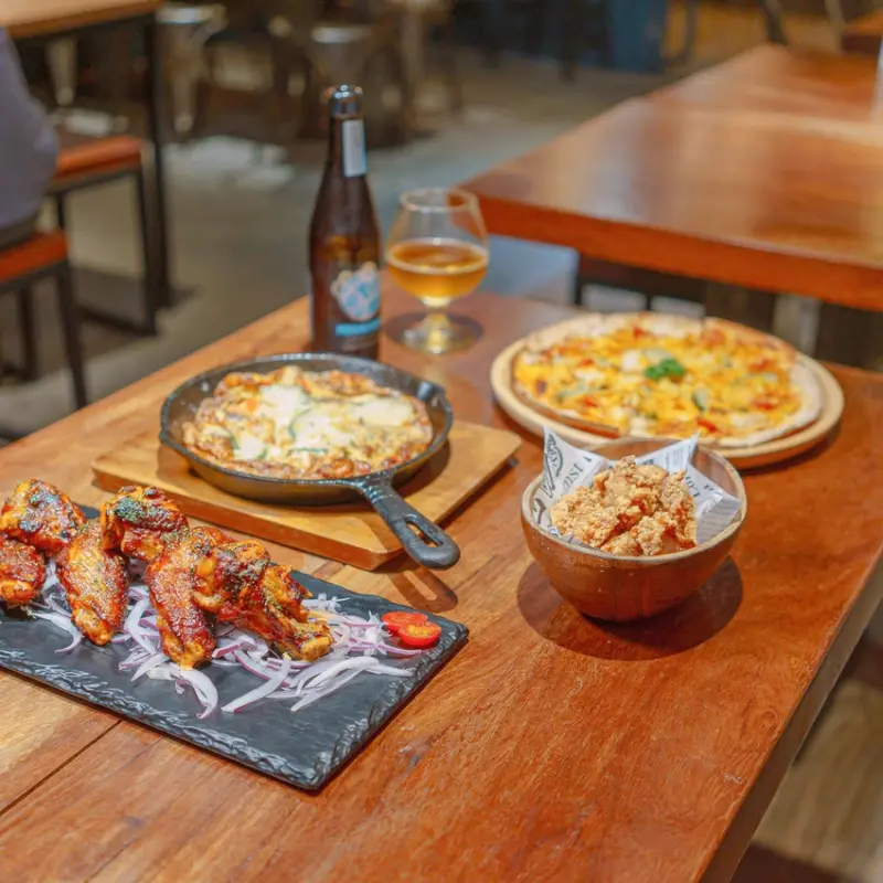 多種鮮釀啤酒皆能試喝，特色是拉差甜辣雞翅搭上啤酒超絕配，推薦包場聚會，也能親子家庭同吃國民美食 | 【新北 板橋區】G+9鮮釀餐廳 板橋三民店