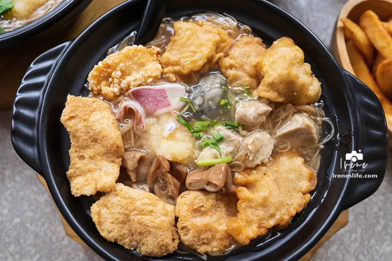 華麗版國民小吃，一碗能吃到七種料的魔霸麵線！麵線配魔霸雞排，又脆又多汁，再來一杯冬瓜嫩仙草消暑 @Irenes 食旅．時旅