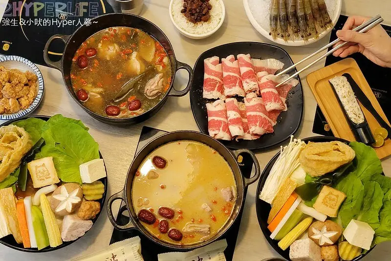 人氣台中石頭火鍋也是寵物友善火鍋店哦！石頭火鍋爆香後再上桌的古早味雞腿肉鍋超香的～