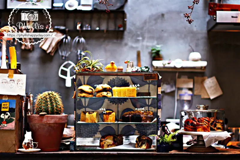 火山花店 就像走進時光隧道般的神秘復古老宅咖啡廳！甜點咖啡、復古老物、雜貨。沒有招牌 都市中的復古浪漫植栽店 - 相片中的菲莉絲