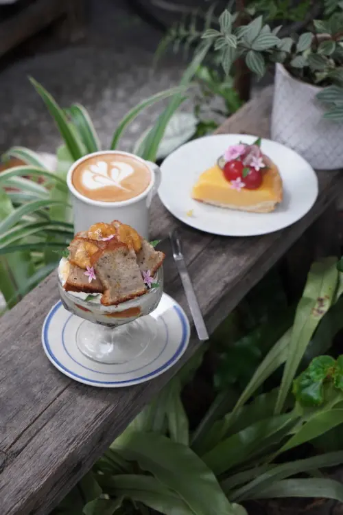 花蓮咖啡廳 KŌHI 宅｜花蓮市區老宅咖啡，古董相機、古物 老宅裡瀰漫舊時光 · 算命的說我很愛吃