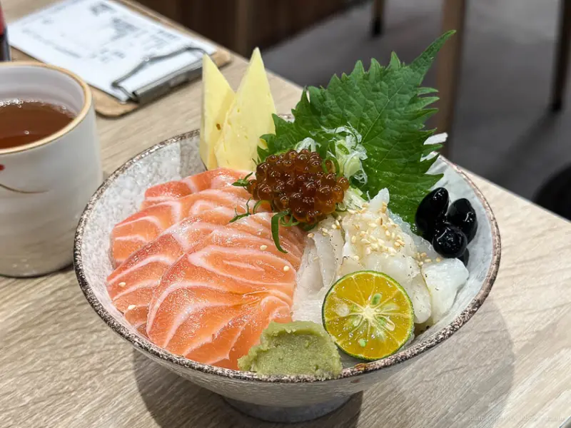 台南市東區京九食堂｜推炙燒比目魚魚鮭魚丼，南紡附近平價日式食堂，味噌湯喝到飽