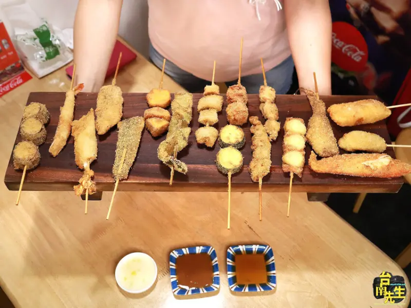 台南串炸專賣店／大阪國民美食結合台灣在地食材／嚴選食材現點現炸／當日採買新鮮海鮮食材／日式特調沾醬／不用出國一秒到日本