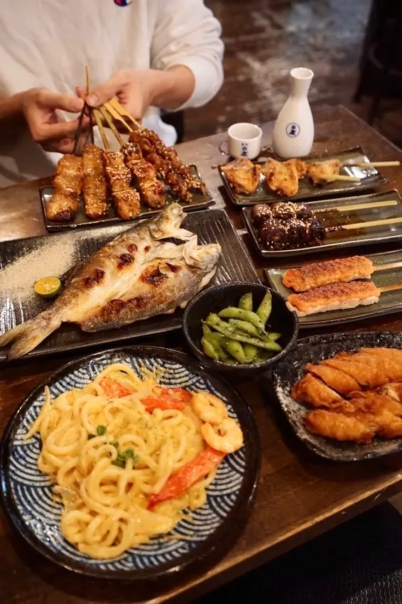 【新北美食】老味噌居酒屋江翠店 - 獨家刷醬日式碳烤串燒，溫馨昭和風裝潢，各式酒類任你選，新北板橋美食推薦，日式料理推薦