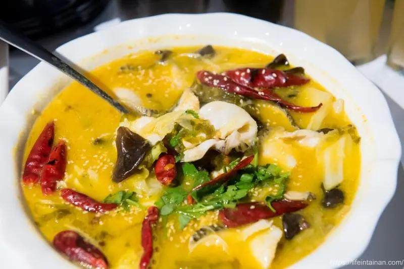 滿玥軒金湯酸菜黑魚~【臺南美食】在安平的中式料理餐廳“金湯酸菜黑魚”，客家酸菜與主廚金湯熬煮，再搭配烤鴨和經典菜色魚躍龍門4人套餐 - 南人幫