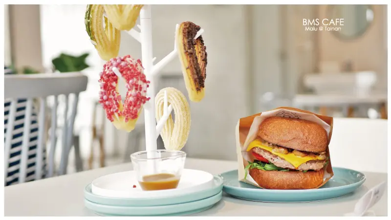 《台南中西區》BMS CAFE│有超好拍吉拿樹的網美系白色韓風早午餐咖啡館