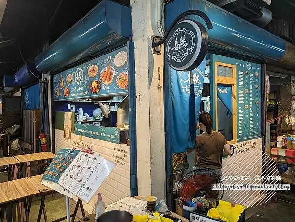 新竹東區-[喜然 熟成咖哩] 東門市場新開幕，招牌柔軟滑順歐姆蛋咖哩，特色澎湃浮誇海鮮泡飯，人氣創意美食料理