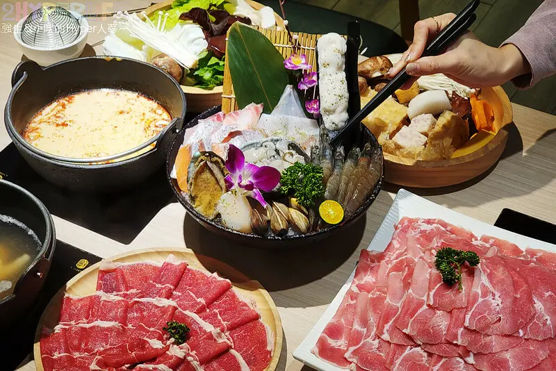 文心路火鍋吃這間，台中捷運文心櫻花站下走路2分鐘就到！牛鍋晚上10點後第二人半價喔