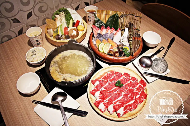 牛鍋私藏鍋物｜精緻美味個人鍋｜共13種湯頭任你選、夢幻純白系建築超美庭院造景、任你拍｜台中捷運站美食推薦！ - 相片中的菲莉絲