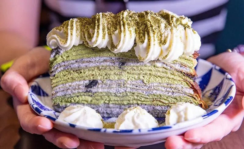 【板橋美食里-板橋站甜點】窩里返咖啡.浮誇濃厚系抹茶芝麻千層蛋糕.插座.不限時間.寵物友善