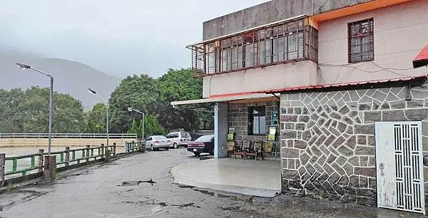 【台北溫泉】七窟溫泉餐廳｜１００元湯屋，陽明山裡的隱藏版溫泉，還有脆皮雞必吃！