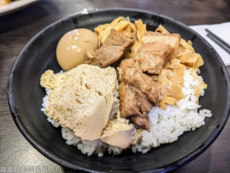 【桃園食記】大小魯肉飯 - 高CP值平價美食，魯肉飯配雞排標配吃法