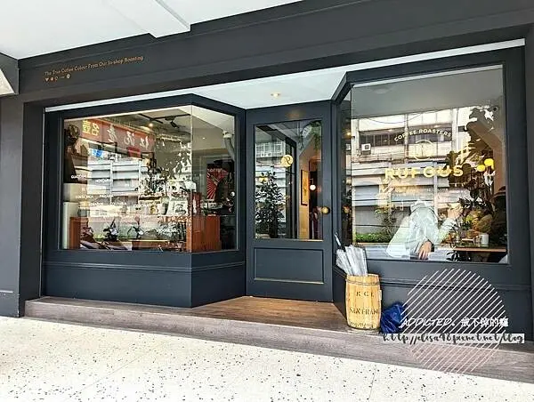 台北大安-[RUFOUS COFFEE ROASTERS 2] 六張犁站5分鐘基隆路上，知名亞洲50咖啡之一的自家烘焙品牌2店，精緻蘋果派甜點與特色單品豆，深藍色調沉穩復古歐風咖啡廳