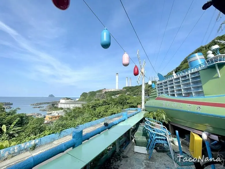 基隆景點美食》雞籠外木山景觀咖啡│看風景喝咖啡；還能一邊餵飽溫泉魚，一把一把的牧草餵食可愛羊咩咩。