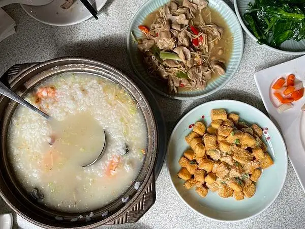 陽明山│台之最餐廳：​​​​​​​份量絕對讓你滿意，每道菜都下飯好吃的台菜料理│海鮮粥必吃，薑絲炒大腸、金沙豆腐必點菜色【附菜單】