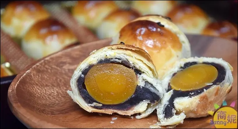 蛋黃家。網評4.7分超好吃蛋黃酥!食尚玩家報導在地人狂推現烤出爐不輸彰化排隊店-商妮吃喝遊樂