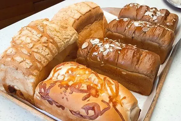 【寶島瘋美食】多達15種口味的特色吐司任君挑選！鹹的甜的包餡的通通有～｜宝泉豐原老店、甘味手造所、大墩店、中榮麵包坊、慈院麵包坊