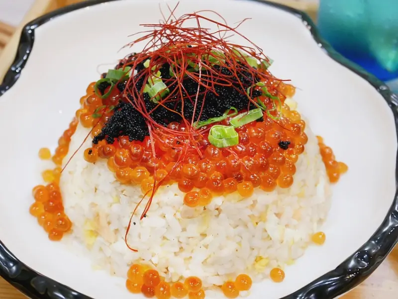 行天宮站巷子內超人氣IG美食，舖滿鮭魚卵和蝦卵的的超浮誇炒飯你吃過了嗎?