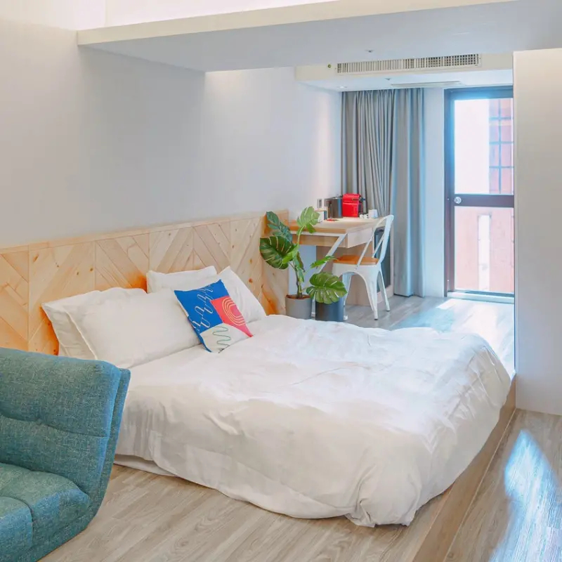 用投影幕看電影、一個很放鬆的夜晚，2000內的高CP值小資台中住宿 | 【台中 北區】夢想12旅店