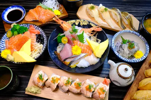 型男主廚送上盛合海景鮮魚丼，岡崎丼飯壽司，澎湖直送鮮甜牡蠣滋味濃郁！