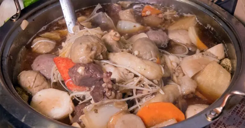 【臺南美食】黑蒜頭麻油鍋｜肉盤買四送一｜溫體牛一盤200元｜學生和健身房會員免費加肉~~小董牛肉湯(爐) - 南人幫