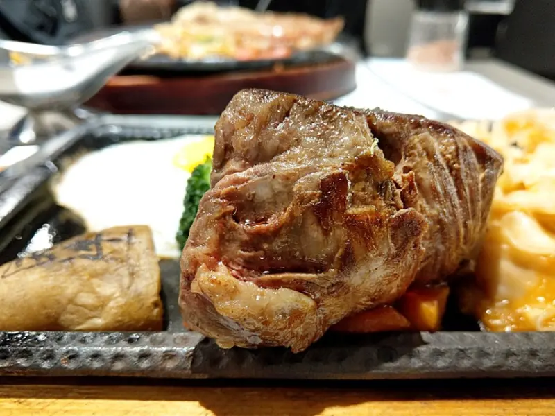 宜蘭排餐推薦，主打原塊厚實牛排咬下多汁鮮嫩，附餐酥皮濃湯大碗料又多-天牛私廚牛排