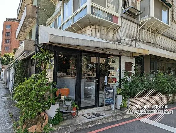 台北大安-[春日好日] 近大安森林公園建國路口，多國產地手沖精品咖啡，美味手作布丁與檸檬片冰釀，咖啡香包圍的綠色小屋，自家烘豆精緻咖啡館