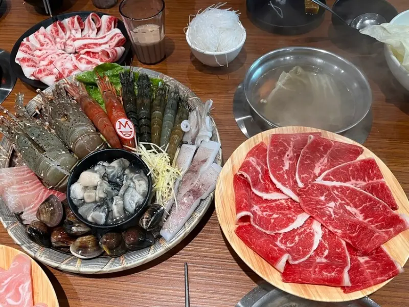 桃園市中壢區【桃園鍋物】真正高CP值【M's涮涮屋桃園店】產地直送海鮮盤份量多又新鮮，不收服務費超佛心，吃火鍋的好選