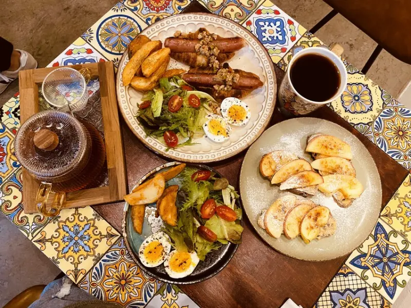 【台中 早餐】人家是女生，另類文青早餐店結合堂本麵包鋪酸種的特色早餐，每道都是經典款