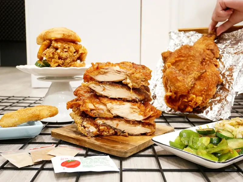 台中大里人氣炸物，一次可以品嘗到8個國家口味的雞排，也有炸半雞超特別! 肉質細緻多汁必吃