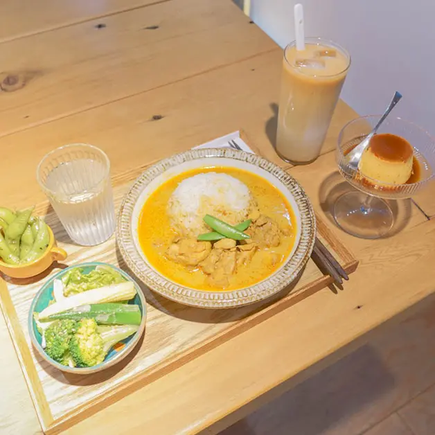 古亭美食。小吉市場 隱藏在巷弄二樓的質感小木屋咖哩 大人風味的微甜甜點