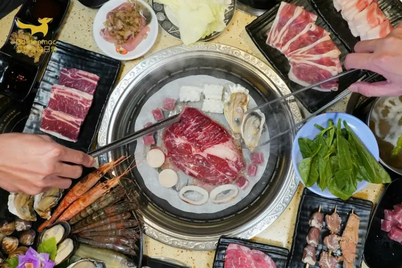 台中美食｜九牛一鍋燒烤 安格斯牛排無限量吃到飽 499元起火烤兩吃無限放題 台中吃到飽推薦